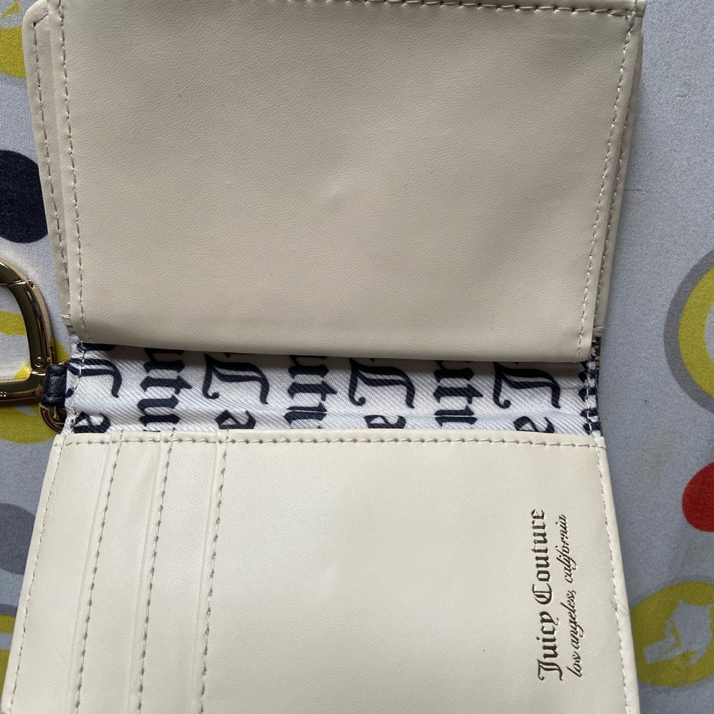 Juicy Couture Cream Wallet with Heart Keychain - Picture 4 of 6